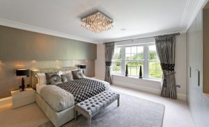 Основные принципы выбора люстры в спальню