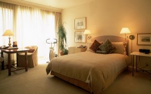 Особенности организации комбинированного освещения в спальне