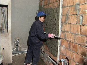 Особенности оштукатуривания стен в доме