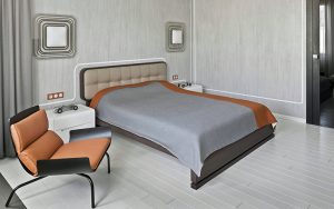 Особенности покраски пола в спальне