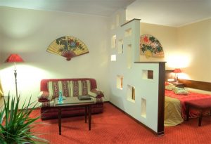 Перегородка для зонирования спальни