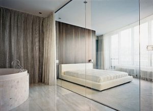 Перегородка, созданная из стекла в спальне