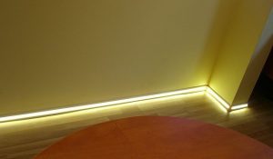 Плинтус с подсветкой для спальни