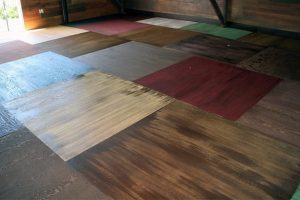 Пол из фанеры в спальне оригинально окрашенный