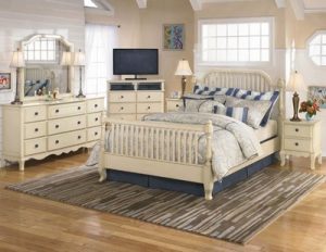 Пол в спальне пробка