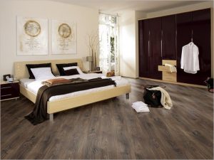 Пол в спальне с помощью ламината