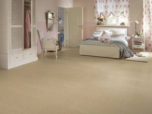 Пол в спальне с помощью пробки