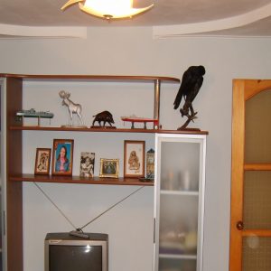 Полка в спальной комнате