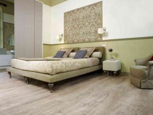 Популярный ламинат в спальне