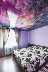Потолок с зведным небом в спальне