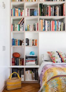Практичные полки для книг в спальне