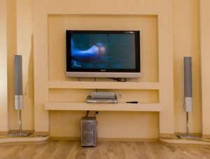 Практичный гипсокартонный короб под телевизор, сделанный в спальне