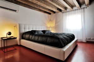 Правильный вариант размещения кондиционера в спальне