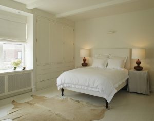 Применяем шкуры животных в интерьере современной спальни