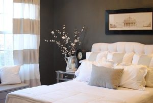 Приятный интерьер спальни с использованием цветов