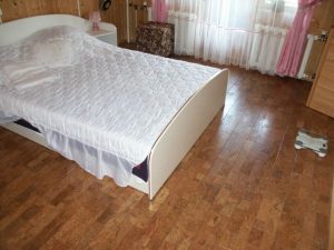 Пробковое покрытие на полу в спальне