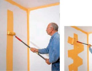 Работа с валиком во время покраски стен