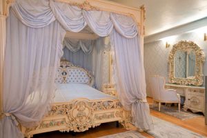 Раскошный интерьер спальни барокко