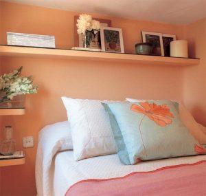 Размещаем полку в спальне над кроватью