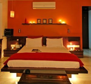 Романтичный интерьер оранжевой спальни