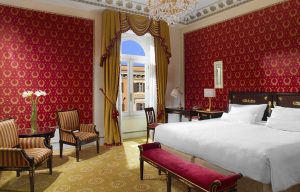 Шикарная спальня в ярком красном цвете