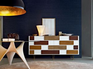 Широкий комод с оригинальным дизайном для спальни