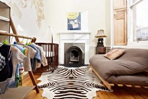 Шкуры животных в спальне