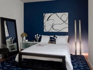 Синий цвет, преобладающий в интерьере спальни