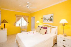 Сочная желтая спальня