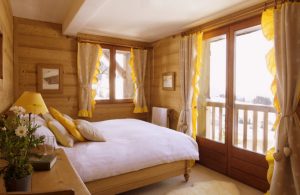 Солнечная спальня в желтом оформлении