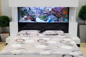 Современный аквариум, установленный в спальне