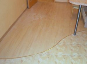 Современный дизайн спальни с использование комбинированного пола