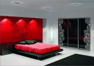 Современный интерьер спальни в красном цвете