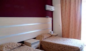 Современный кондиционер, размещенный в спальне