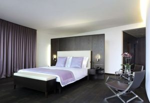 Современный урбанитичный стиль хай-тек для спальни