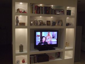 Созданный гипсокартонный короб своими руками под телевизор в спальню