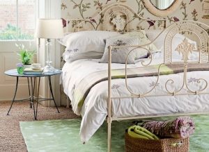 Спальня кантри для тех, кто любит уют