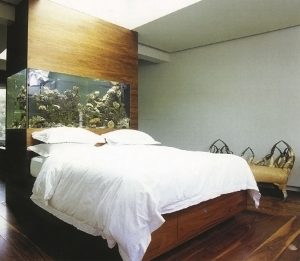Спальня с красивым аквариумом