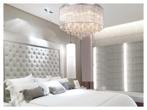 Спальня с оригинальной люстрой