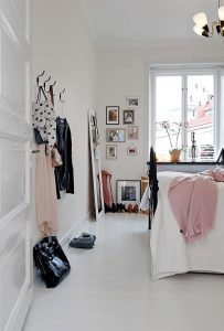 Спальня с покрашенными полами