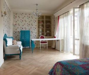 Спальня с полом паркет