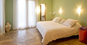 Спальня с пробковым полом