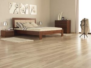 Спальня с уложенным ламинатом