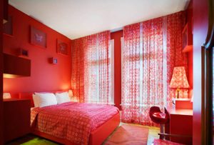 Спальня в красном колере