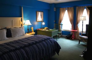 Спальня в насыщенном синем цвете