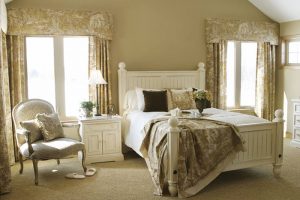 Стиль кантри предполагает использование натуральных материалов в спальне