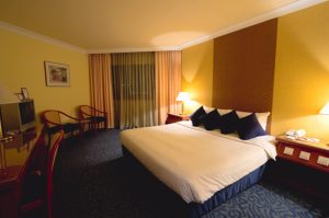 Стильная желтая спальня