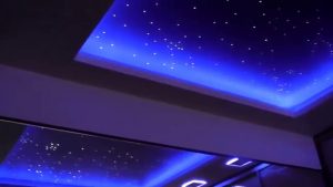 Стильный потолк звездное небо в спальне