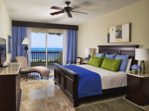 Светлая синяя спальня