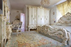 Светлая спальня в стиле барокко